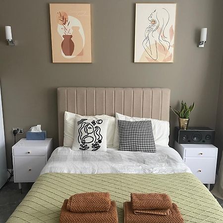 Modern Huge Double Room With Private Bathroom In Colindale 에지웨어 외부 사진
