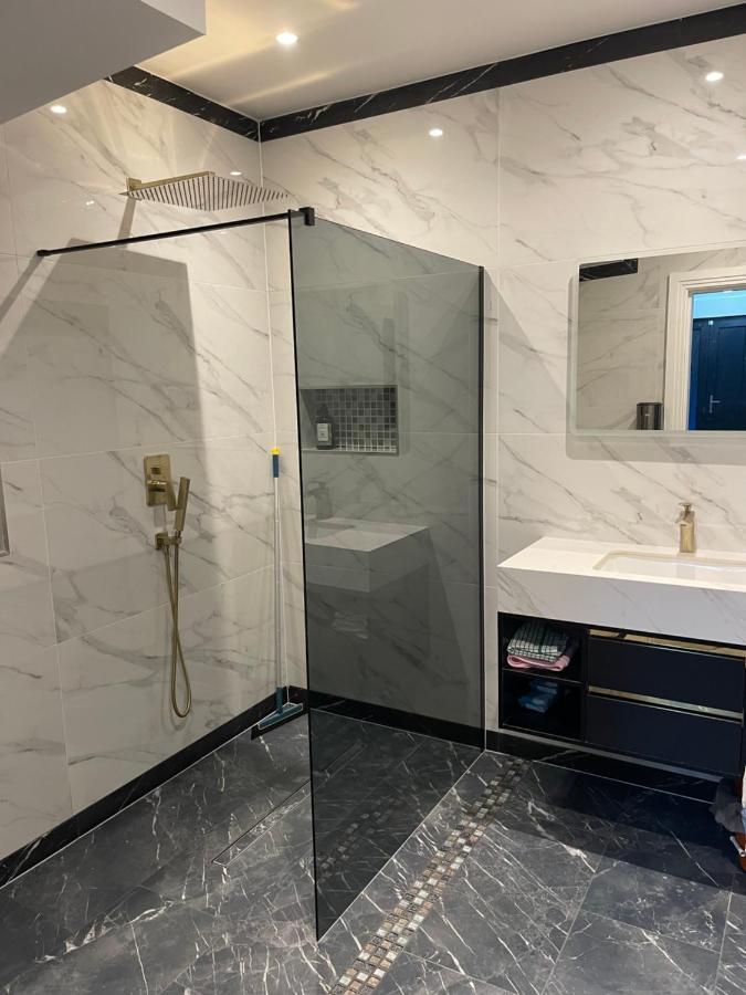 Modern Huge Double Room With Private Bathroom In Colindale 에지웨어 외부 사진