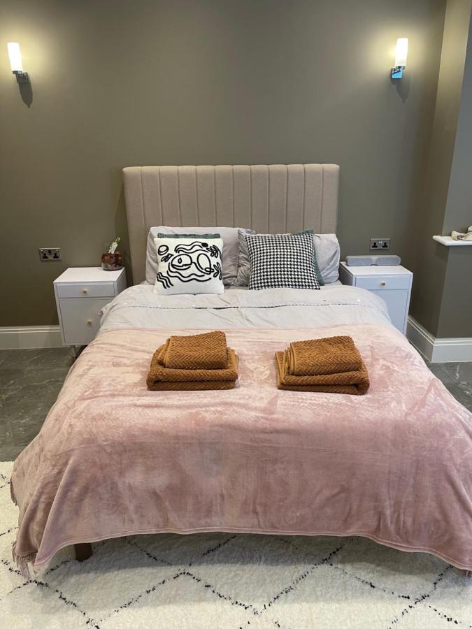 Modern Huge Double Room With Private Bathroom In Colindale 에지웨어 외부 사진