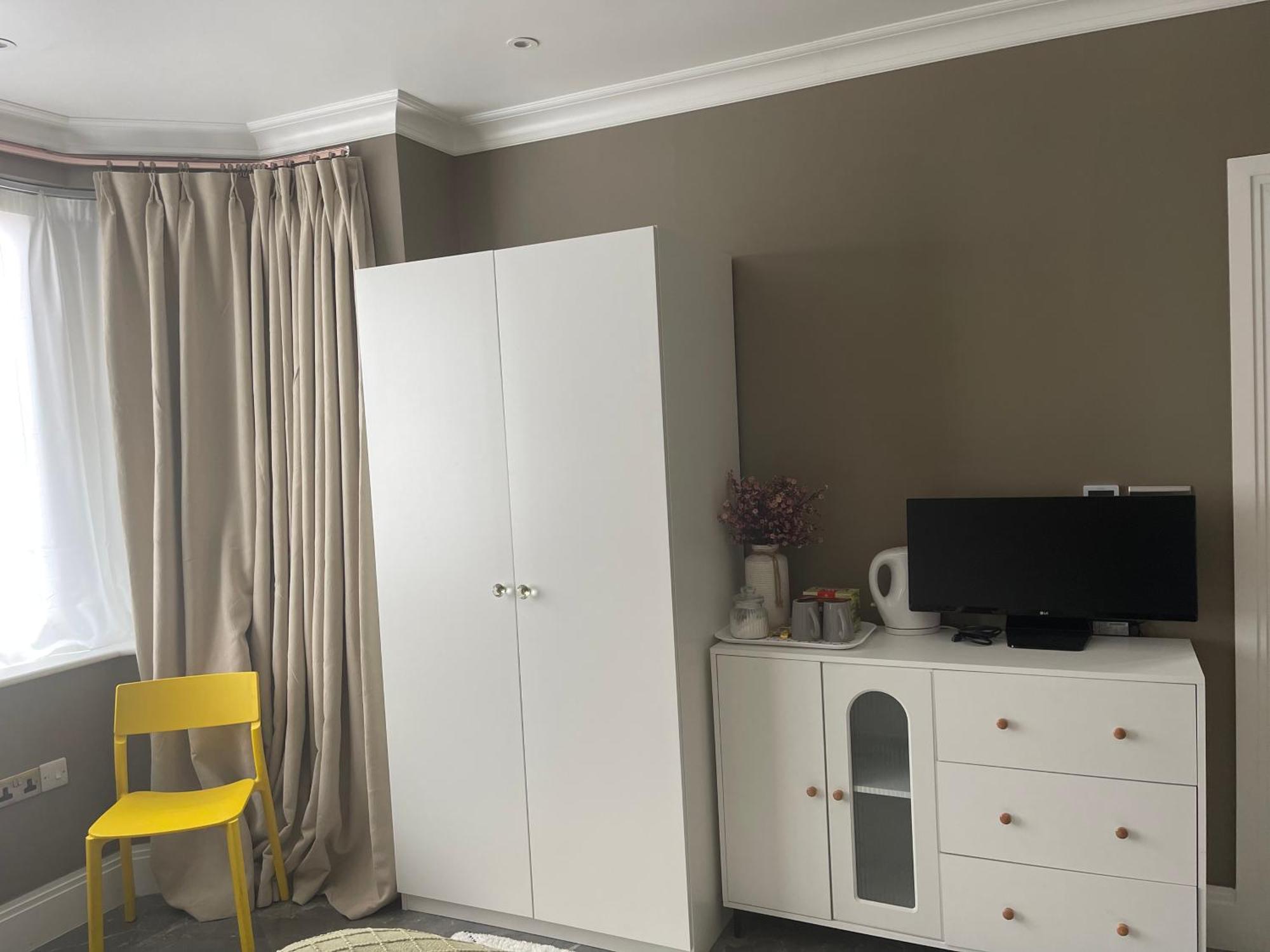 Modern Huge Double Room With Private Bathroom In Colindale 에지웨어 외부 사진
