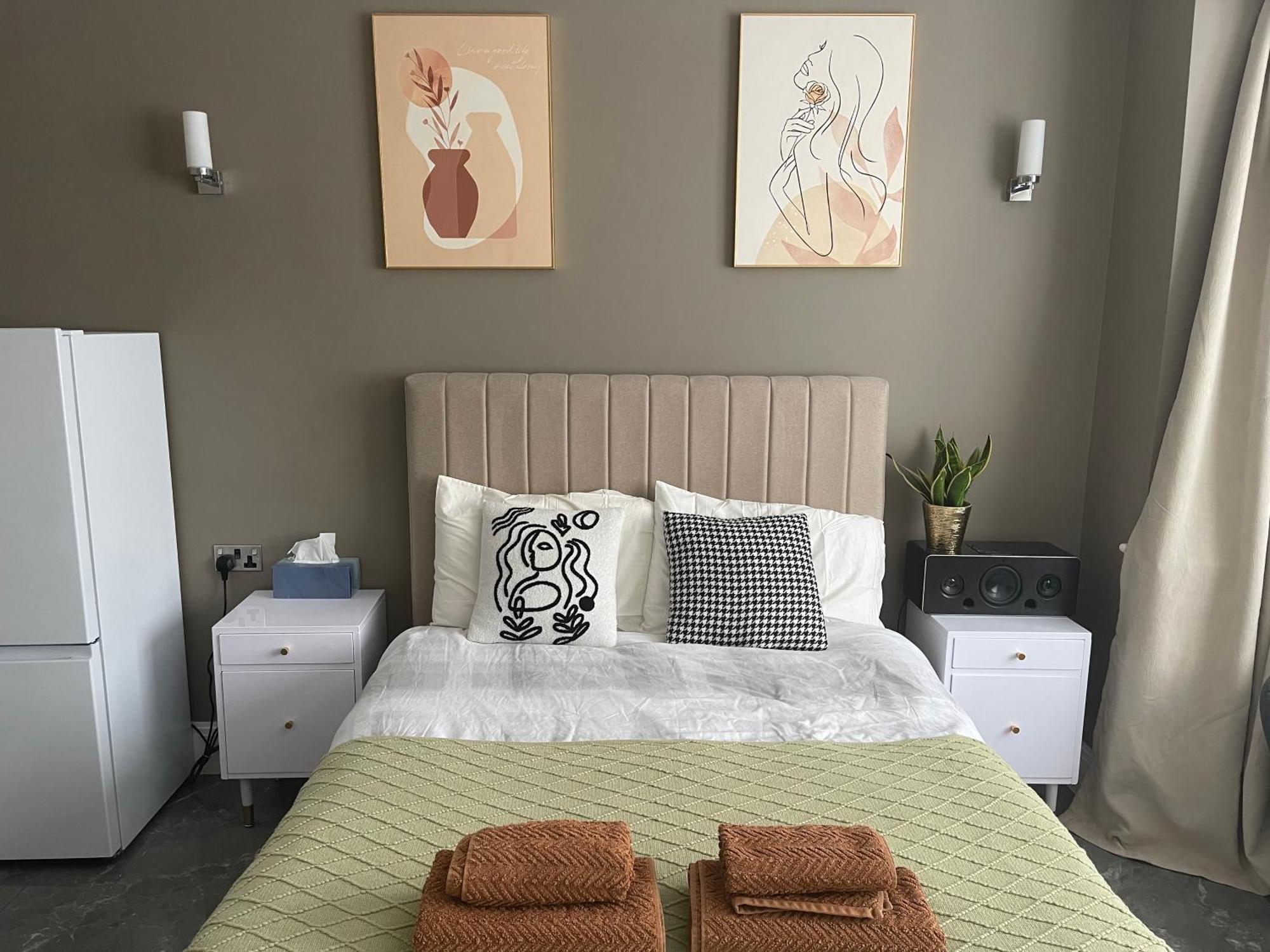 Modern Huge Double Room With Private Bathroom In Colindale 에지웨어 외부 사진