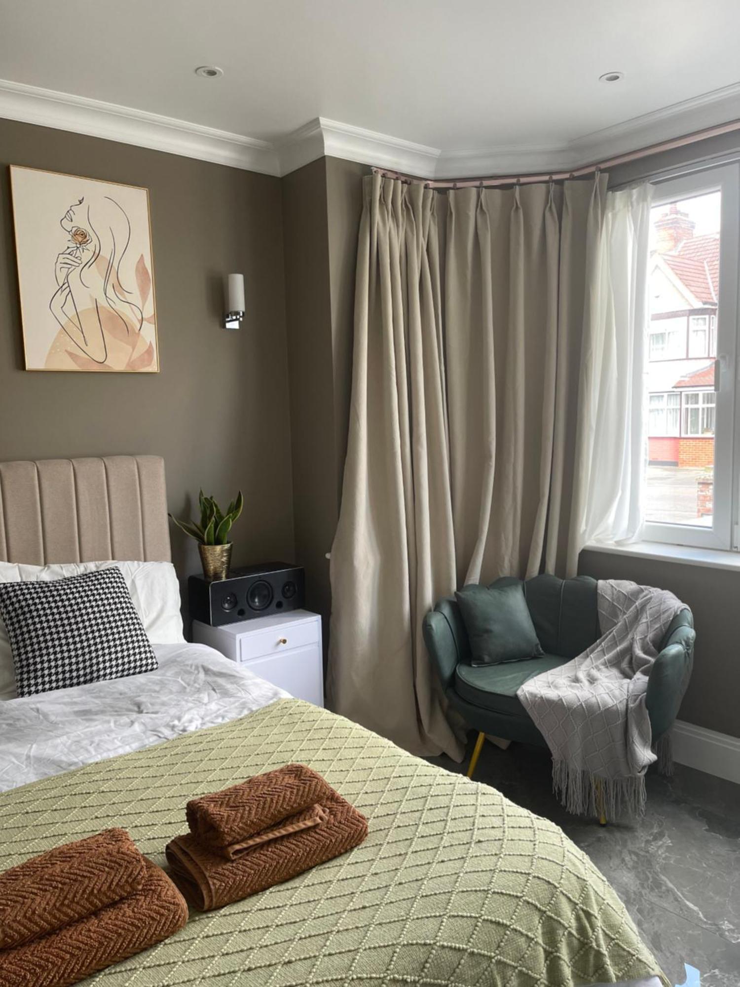 Modern Huge Double Room With Private Bathroom In Colindale 에지웨어 외부 사진